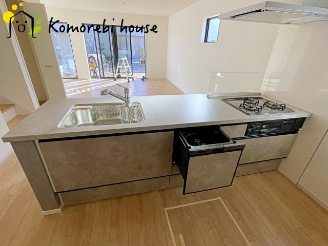 さいたま市西区西大宮　3期　新築一戸建て　KEIAI GRACE　01のキッチン|食洗機や浄水器を備えた多機能キッチン。広がりある空間で、家族と会話を楽しみながら料理ができるカウンターキッチンです	。