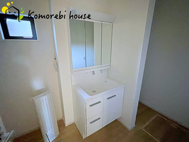 さいたま市西区西大宮　3期　新築一戸建て　KEIAI GRACE　01の独立洗面台|三面鏡の裏にたっぷりと収納スペースを確保した機能的な洗面台。身支度のしやすさと実用性を兼ね備え、朝の忙しい時間をさりげなくサポートします。