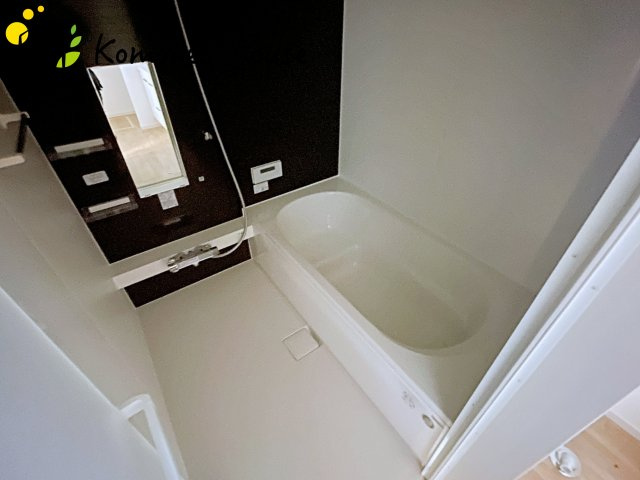 さいたま市西区西大宮　3期　新築一戸建て　KEIAI GRACE　01の浴室|追い焚き機能付き、いつでも温かいお風呂に入りたい時にすぐ適温へ。浴室には窓もあり、換気がしやすく湿気がこもりにくいため、カビ対策としても優れた快適なバスルームです。