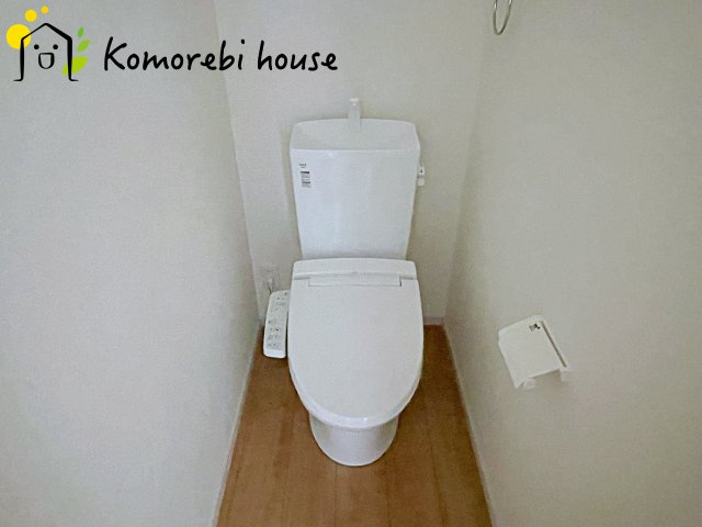 さいたま市西区西大宮　3期　新築一戸建て　KEIAI GRACE　01のトイレ|温水洗浄機能（ウォシュレット）標準装備で、毎日のトイレ時間がより快適に。やさしい温水洗浄で清潔を保てるだけでなく、冬場のヒヤッと感を軽減する暖房便座も嬉しいポイント。