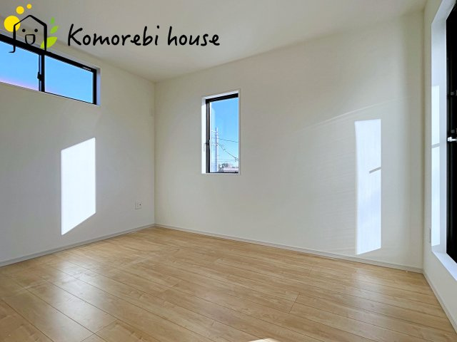 さいたま市西区西大宮　3期　新築一戸建て　KEIAI GRACE　01の寝室|一日の疲れをゆっくり癒せる主寝室は、ベッドを置いてもゆとりある広さが魅力。収納完備で衣類もスッキリ収まり、静かで落ち着いた空間が快適な眠りをサポートします。