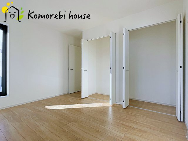 さいたま市西区西大宮　3期　新築一戸建て　KEIAI GRACE　01の寝室|寝室にはゆとりのある広さがあり、大きめのベッドも余裕をもって配置できます。
実際に内覧いただければ、サイズ感もよりイメージしやすいと思います。採寸もその場でご協力いたしますので、ぜひお確かめください。