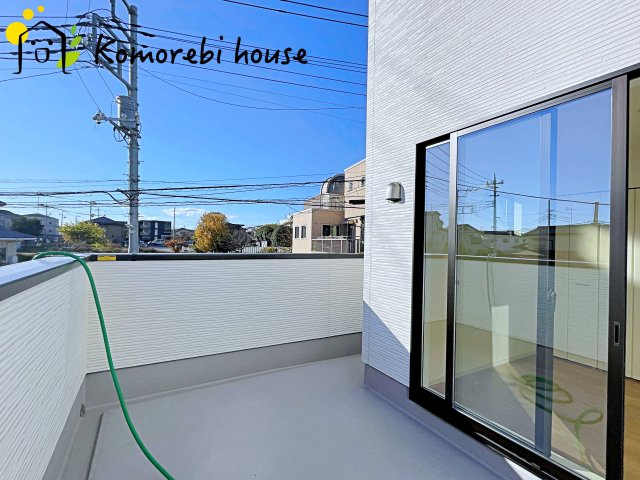 さいたま市西区西大宮　3期　新築一戸建て　KEIAI GRACE　01のバルコニー|幅の広いワイドバルコニーは、お布団や洗濯物を一度にたくさん干せて家事がスムーズ。開放感もあり、暮らしにゆとりを感じられるスペースです。