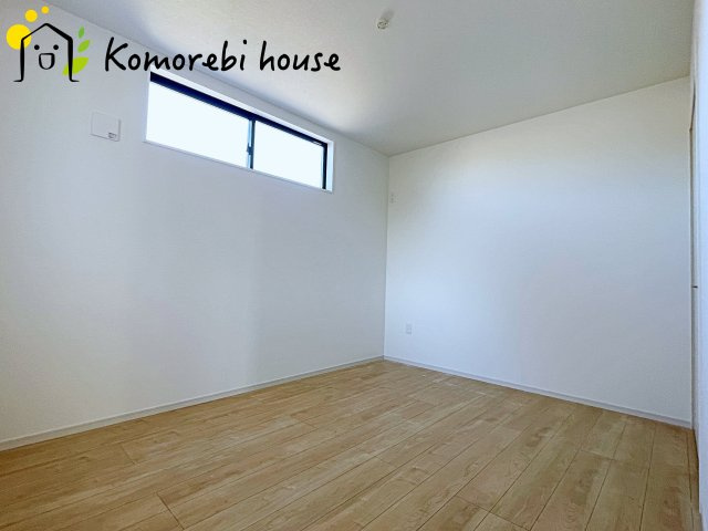 さいたま市西区西大宮　3期　新築一戸建て　KEIAI GRACE　01の洋室|明るい光が差し込む洋室は、寝室・子ども部屋・ワークスペースなど多用途に使える自由度の高い空間。家具の配置もしやすく、暮らしに合わせて柔軟に活用できます。