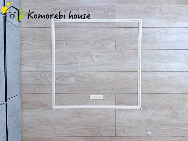 さいたま市西区西大宮　3期　新築一戸建て　KEIAI GRACE　01の内装|調味料やストック食材、非常用品までまとめてしまえる床下収納。キッチン周りがすっきり片付き、必要な時にさっと取り出せる“賢い収納スペース”として毎日の家事を支えます。