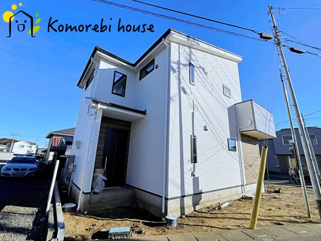 さいたま市西区西大宮　3期　新築一戸建て　KEIAI GRACE　01の外観|明るい色合いで統一された外観が魅力の新築住宅。シンプルながら存在感があり、帰宅時に気分が上がるデザインです。周辺環境とも調和し、落ち着いた街並みに映える一邸です。