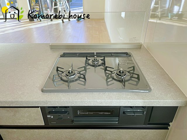 さいたま市西区西大宮　3期　新築一戸建て　KEIAI GRACE　01のキッチン|同時調理が叶う3口コンロと便利なグリル付き。忙しい朝のお弁当作りも、夕食の複数メニューもスムーズにこなせる頼れる設備です。