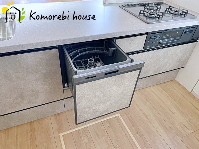 さいたま市西区西大宮　3期　新築一戸建て　KEIAI GRACE　01のキッチン|忙しい毎日の食後も、食器洗いは食洗器におまかせ。家族が食事を楽しんでいる間に、洗浄・乾燥まで完了するから、片付けのストレスを減らしてリビングでの団らん時間をゆったり過ごせます。