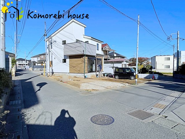 さいたま市西区西大宮　3期　新築一戸建て　KEIAI GRACE　01の前面道路含む現地写真|角地だから車の出し入れがスムーズ。毎日の駐車がストレスフリー。