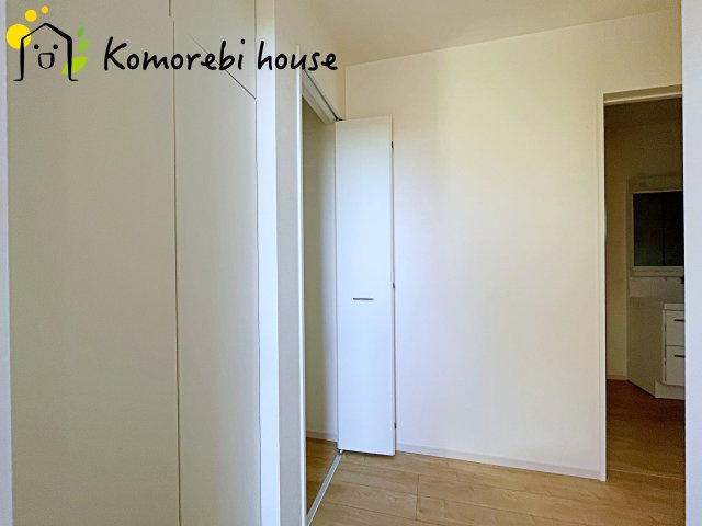 さいたま市西区西大宮　3期　新築一戸建て　KEIAI GRACE　01の玄関|明るく使いやすい玄関で、家族の生活をスムーズに。収納や導線も配慮された万能空間です。