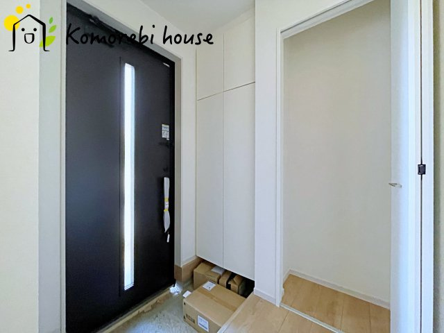 さいたま市西区西大宮　3期　新築一戸建て　KEIAI GRACE　01の玄関|玄関から快適な生活が始まる。収納・導線・使い勝手に配慮された、家族に優しい設計です。