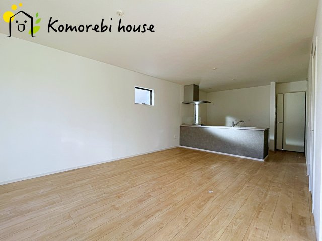 さいたま市西区西大宮　3期　新築一戸建て　KEIAI GRACE　01の居間・リビング|縦に広がるLDKは、空間を効率的に使える設計。キッチンからリビング、ダイニングまで家族の気配を感じられます。