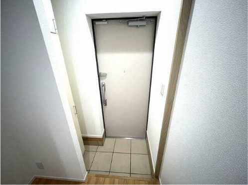 世田谷さくら荘　角部屋　南向き　宅配BOXの玄関