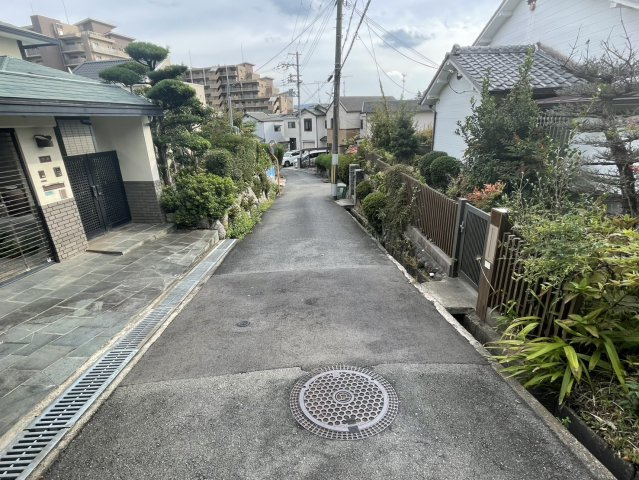 枚方市香里ヶ丘２丁目　中古戸建の前面道路含む現地写真