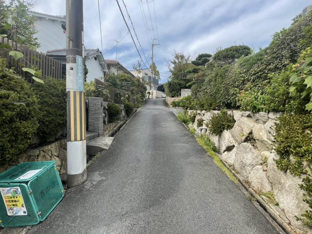 枚方市香里ヶ丘２丁目　中古戸建の前面道路含む現地写真