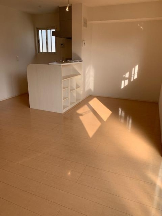 モンテカスカーダA棟の居間・リビング|こちらの居間で趣味の時間をお楽しみください