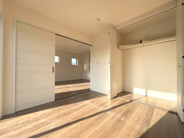 リーブルガーデン　一宮市千秋町加納馬場第7　全4区画分譲の洋室|全居室にたっぷり収納できる大型クローゼット、居室部分の窓ガラスには間に空気層を設けたペアガラスを採用。
高い断熱性と共にガラス面の結露対策にも効果を発揮します。