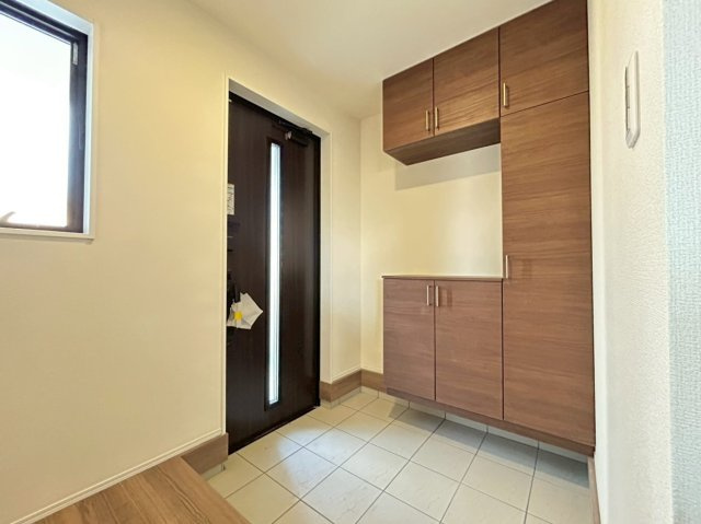 リーブルガーデン　一宮市千秋町加納馬場第7　全4区画分譲の玄関|【ピッキング防止機能付き玄関ドア錠】玄関ドアの鍵は上下に２つあり、内側の下段は脱着サムターンキー。
鍵を不正に開錠されても、もう１つの鍵でピッキングを防ぎます。防犯性の高い仕様になっています。