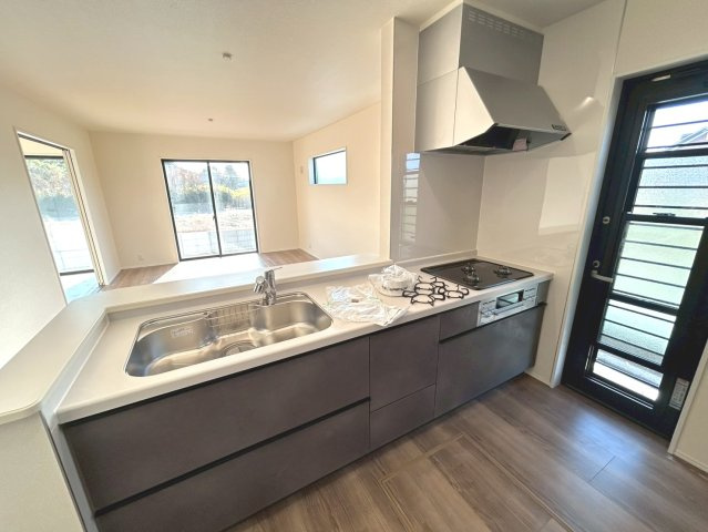 リーブルガーデン　一宮市千秋町加納馬場第7　全4区画分譲の居間・リビング|明るい日差しをふんだんに取り込んだリビングダイニングは家族の笑顔につつまれた素敵な空間になります。
一建設の家は精度が高く丈夫な工法を採用し、「住宅トップランナー基準」に対応しています。