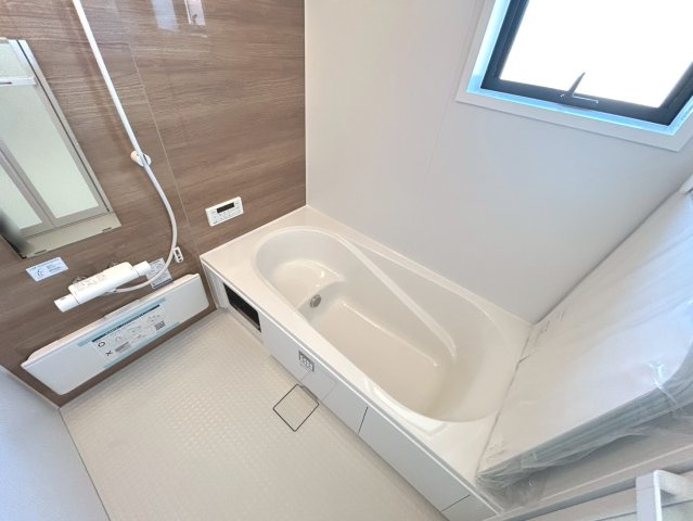 リーブルガーデン　一宮市千秋町加納馬場第7　全4区画分譲のキッチン|機能的で手入れがしやすいシステムキッチンでお掃除も楽々。蛇口は浄水器内蔵型で節湯CI対応水栓です。　
人造大理石カウンターやキッチンパネルなど明るくきれいにお使いいただけます。