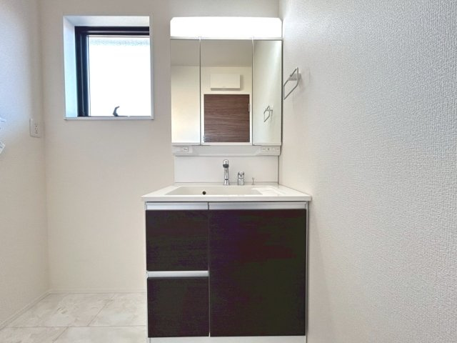 リーブルガーデン　一宮市千秋町加納馬場第7　全4区画分譲の浴室|明るく清潔感がある浴室。浴槽は環境にやさしい節水タイプ。浴槽内ステップで半身浴、親子入浴も安心です。
洗い場の床は乾きやすく滑りにくい快適仕様、水はけが良くカビの発生を軽減できます。
