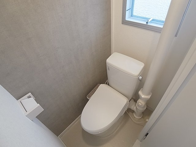 神戸市北区南五葉２丁目の賃貸マンションのトイレ|温水洗浄便座付きのトイレ、小窓も完備