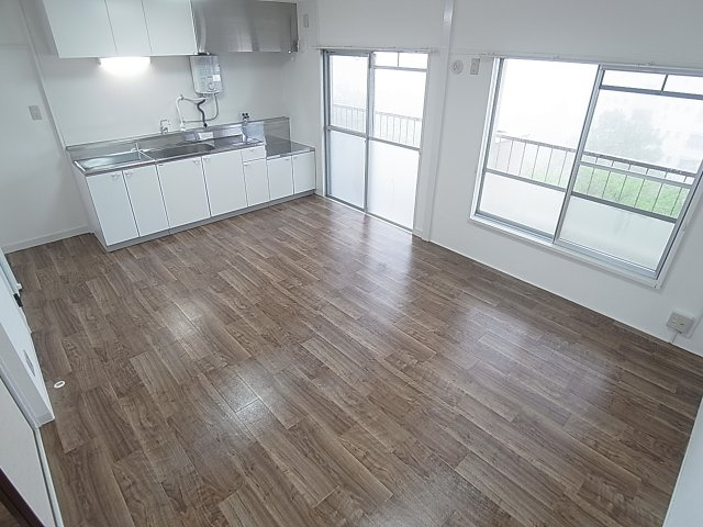 神戸市北区南五葉２丁目の賃貸マンションの居間・リビング|日当たり良好の広々したリビングスペース