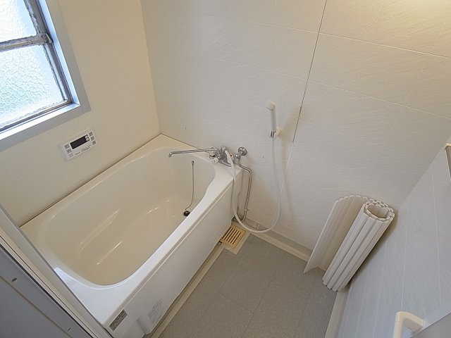 神戸市北区南五葉２丁目の賃貸マンションの浴室|綺麗なお風呂、小窓も完備しています