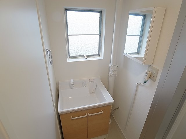 神戸市北区南五葉２丁目の賃貸マンションの洗面所|シャワー付き独立洗面、窓が付いてます