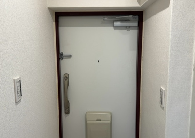 【玄関】 | 鶴川６丁目団地１８号棟 | 玄関は家の顔でもあり、家族以外の目にも止まる場所です。玄関は外との間を仕切る扉、靴などをしまっておく収納スペース、靴脱ぎのたたきスペース、来客とのやり取りをするドアホンなど複数のアイテムからなります。