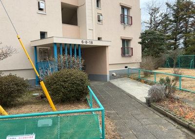 【エントランス】 | 鶴川６丁目団地１８号棟 | マンションのエントランスには、もともと風よけや防犯の役割がありますが、マンションによって宅配ボックスなどの設備が備わっている所もあります。日々の生活をイメージしながら生活しやすさをチェックしましょう。