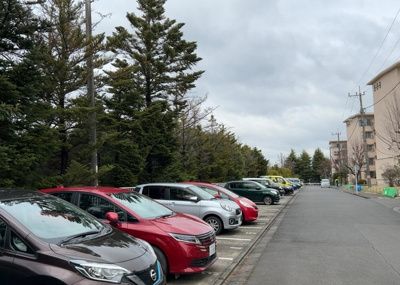 【駐車場】 | 鶴川６丁目団地１８号棟 | 車一台あたりに必要なスペースは、標準サイズの普通自動車で横幅2m50cm、長さ5mは必要になります。ただし、乗降のことも考慮して横幅3m30cm、長さ5m50cmほどは確保できるところを選びましょう。
