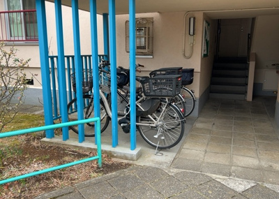 【駐輪場】 | 鶴川６丁目団地１８号棟 | マンションの駐輪場は、事前に空きがあるか確認を取ると安心です。せっかく入居したのに駐輪スペースがない！なんてことになったら大変ですよね。そこで、内見時や購入前にはまず事前に確認しておくと良いでしょう。