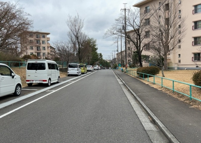 【駐車場】 | 鶴川６丁目団地１８号棟 | 駐車場と明記されていても、最小スペースでつくられた駐車場だと大型車は駐車できなかったり、出入りしにくくなったりする可能性があります。お車のサイズと購入したい物件の駐車場のサイズを現地で確認しましょう。