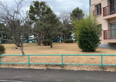 【庭】 | 鶴川６丁目団地１８号棟 | 物件によっては、入居者が個人的に使用できる専用庭がついているものもあります。また、住宅の中にある土間の部分を庭と呼ぶこともあります。庭の用途は住む人によって変わり、それによってデザインもさまざまです。