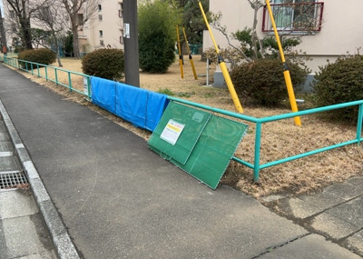 【設備】 | 鶴川６丁目団地１８号棟 | 共有部分は、住民なら誰もが使える設備のこと。例えば駐車場やエレベーター、インターネット設備、セキュリティ設備などがあります。他にも、マンションの廊下・外部階段やエントランス・ゴミ置き場などがあります。