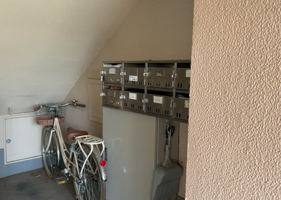 【設備】 | 鶴川６丁目団地１８号棟 | エントランス付近に設置されている集合ポストは、住んでいる部屋と離れているため、ポストをあさるなど誰かに何かされていても被害に気づきにくいです。入居する時には他人に特定されにくい番号で鍵をかけましょう！