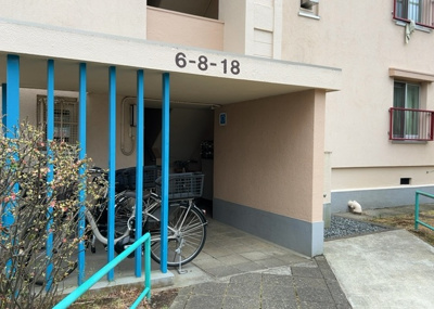 【受付】 | 鶴川６丁目団地１８号棟 | 受付はマンションコンシェルジュがいる場合もあれば、管理人が滞在する小部屋を総称して呼ぶことがあります。主にエントランスに設置されていることから、防犯面でも期待ができます。防犯設備がない場合はより安心！