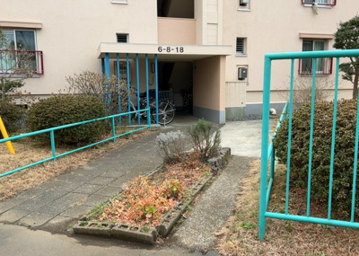 【ロビー】 | 鶴川６丁目団地１８号棟 | ラウンジは、マンションの共用スペースに椅子やテーブルなどを配置した利用者が寛げる空間です。屋内型ラウンジと屋外型ラウンジがあります。共用部分の管理状況と合わせて、詳細については現地でご確認ください。