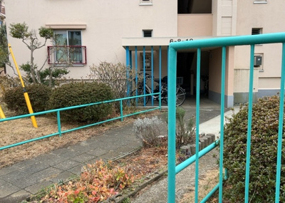 【ロビー】 | 鶴川６丁目団地１８号棟 | ロビーというと、エントランスと何がちがうの？と思いますよね。実はロビーとエントランスには明確な決まりはありません。物件によっては、エントランスを入って広がるある程度の広さのある空間がロビーとなります。