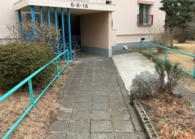 【その他共用部分】 | 鶴川６丁目団地１８号棟 | 共有部分は、住民なら誰もが使える設備のこと。例えば駐車場やエレベーター、インターネット設備、セキュリティ設備などがあります。他にも、マンションの廊下・外部階段やエントランス・ゴミ置き場などがあります。