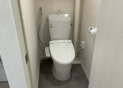 【トイレ】 | 鶴川６丁目団地１８号棟 | トイレは大きさや形、機能、抗菌性などが異なる多種多彩なタイプが各メーカーから出ています。それぞれに良さがあるため、事前にどういったタイプのトイレがいいのかをご家庭内で決めて、内見に行くといいでしょう。