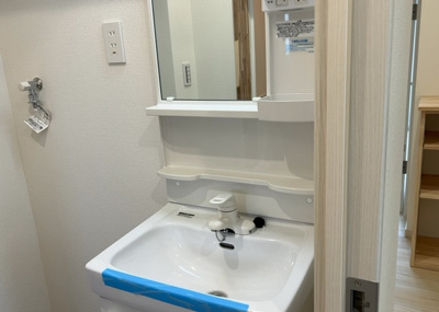 【独立洗面台】 | 鶴川６丁目団地１８号棟 | 洗面化粧台では顔を洗ったり、身だしなみを整えることが本来の使い方ですが、用途によっては洗面化粧台に求められる機能が違ってくるため、ご自身や家族のライフスタイルに合ったものを選ぶことをおすすめ致します。