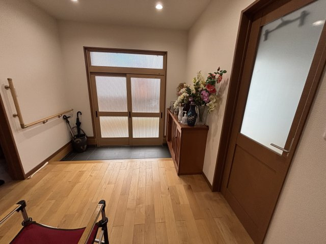北高松町　中古戸建の玄関