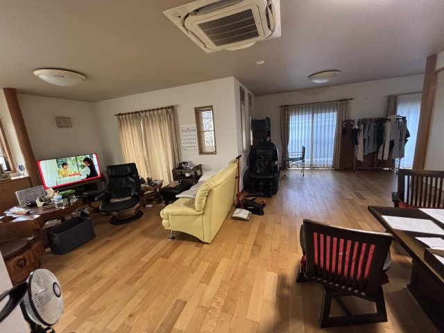 北高松町　中古戸建の居間・リビング