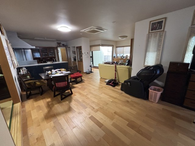 北高松町　中古戸建の居間・リビング