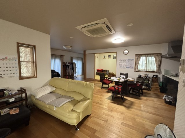 北高松町　中古戸建の居間・リビング