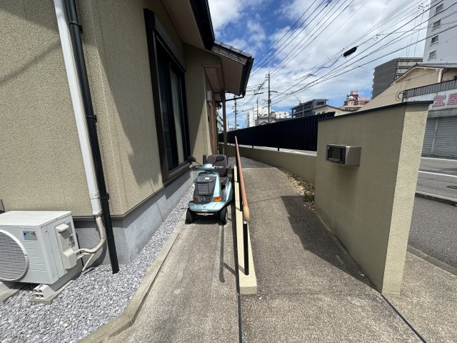 北高松町　中古戸建の前面道路含む現地写真