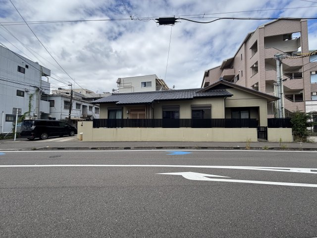 北高松町　中古戸建の前面道路含む現地写真