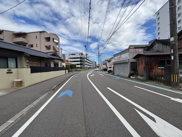 北高松町　中古戸建の前面道路含む現地写真